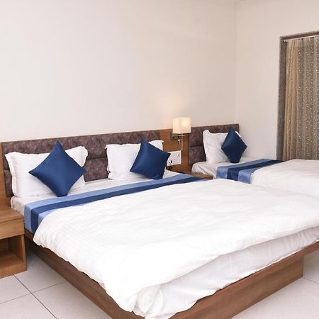 Hotel Golden Palace & Rooms Halol Bagian luar foto