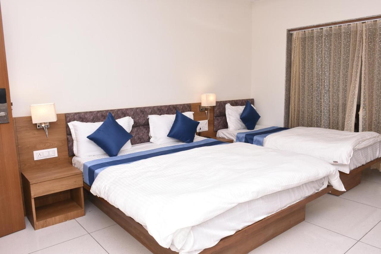 Hotel Golden Palace & Rooms Halol Bagian luar foto