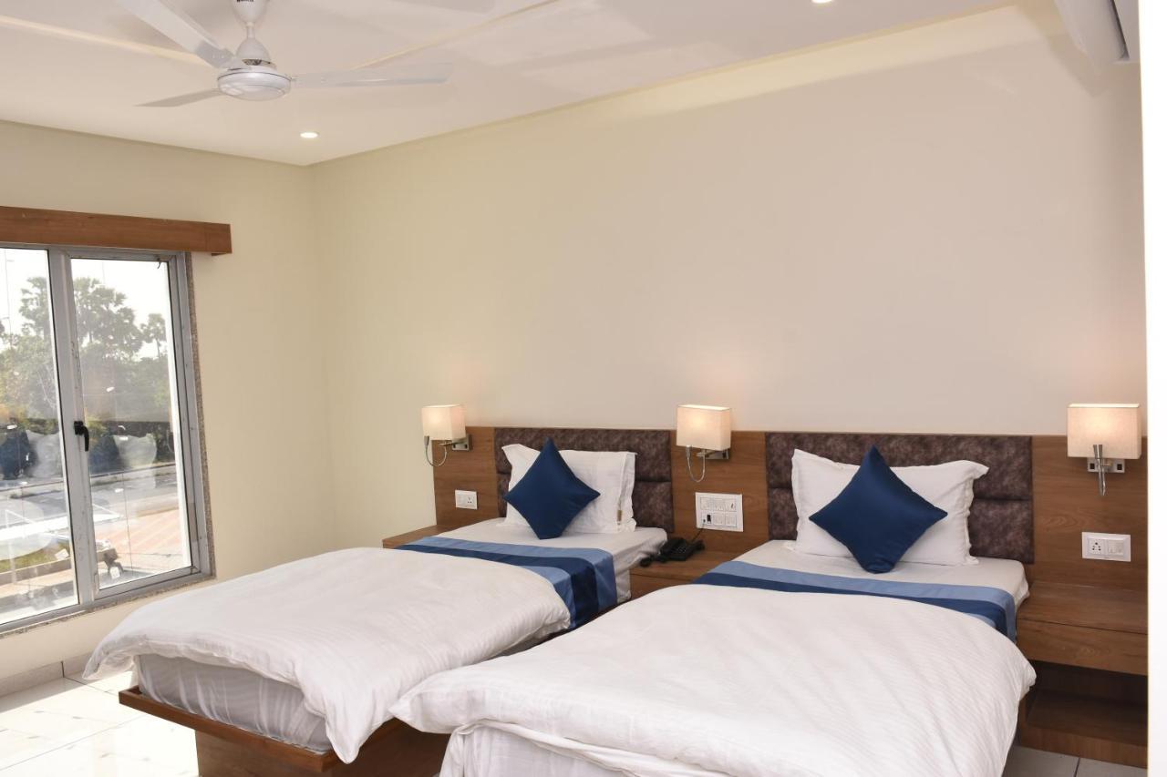 Hotel Golden Palace & Rooms Halol Bagian luar foto