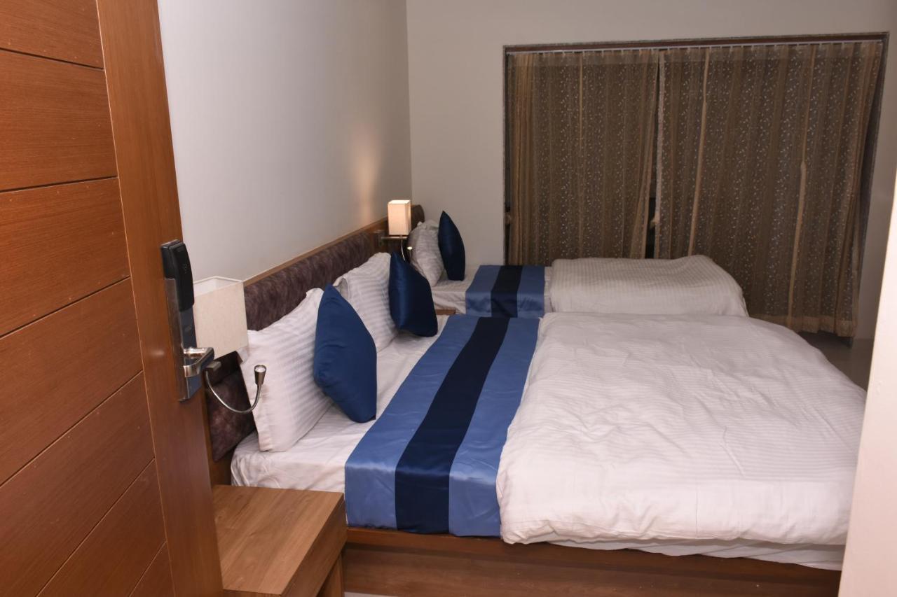 Hotel Golden Palace & Rooms Halol Bagian luar foto