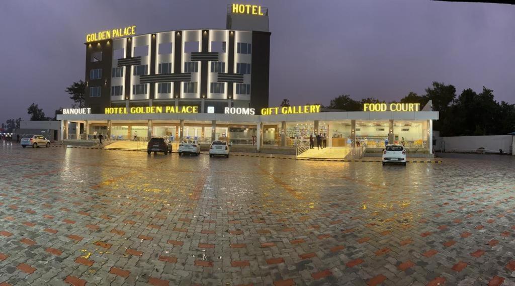 Hotel Golden Palace & Rooms Halol Bagian luar foto