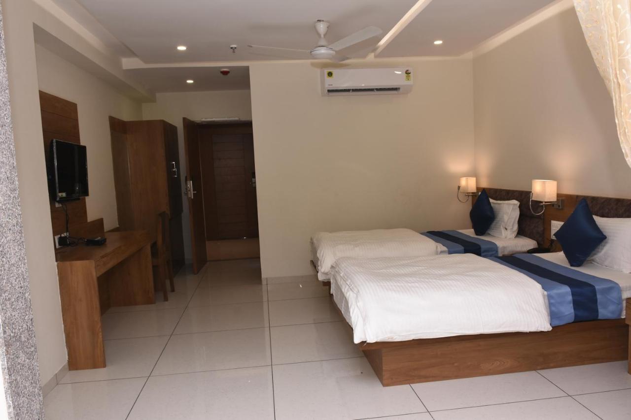 Hotel Golden Palace & Rooms Halol Bagian luar foto