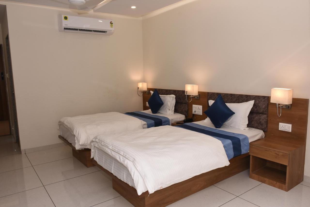 Hotel Golden Palace & Rooms Halol Bagian luar foto