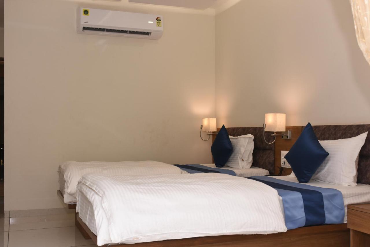 Hotel Golden Palace & Rooms Halol Bagian luar foto